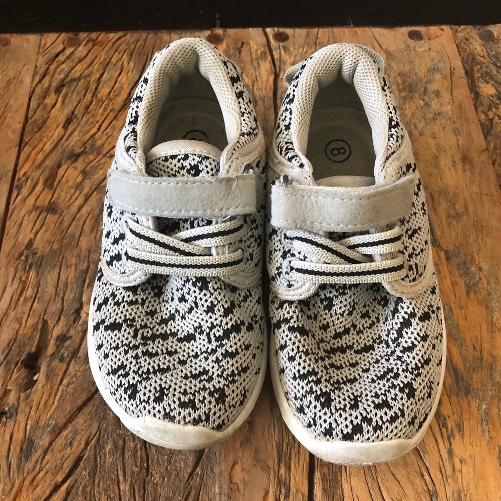 Grey & white tennis shoes. Wannabe Adidas.